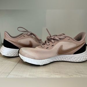 Women’s Nike Revolution 5 Sneakers size 6.5